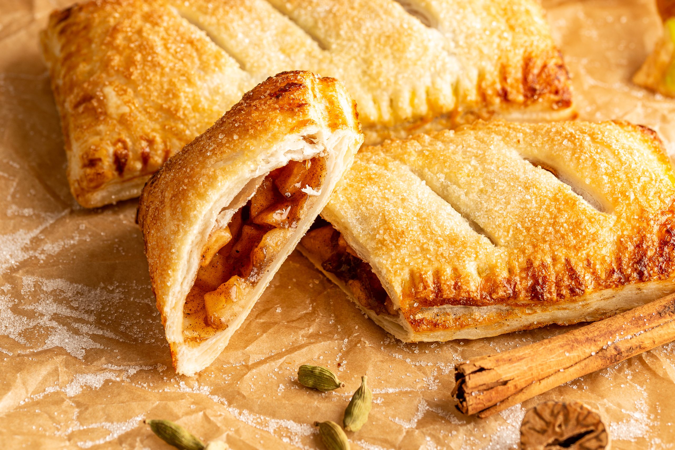 En apple pie pocket der er skåret over så man kan se fyldet af små æbletern
