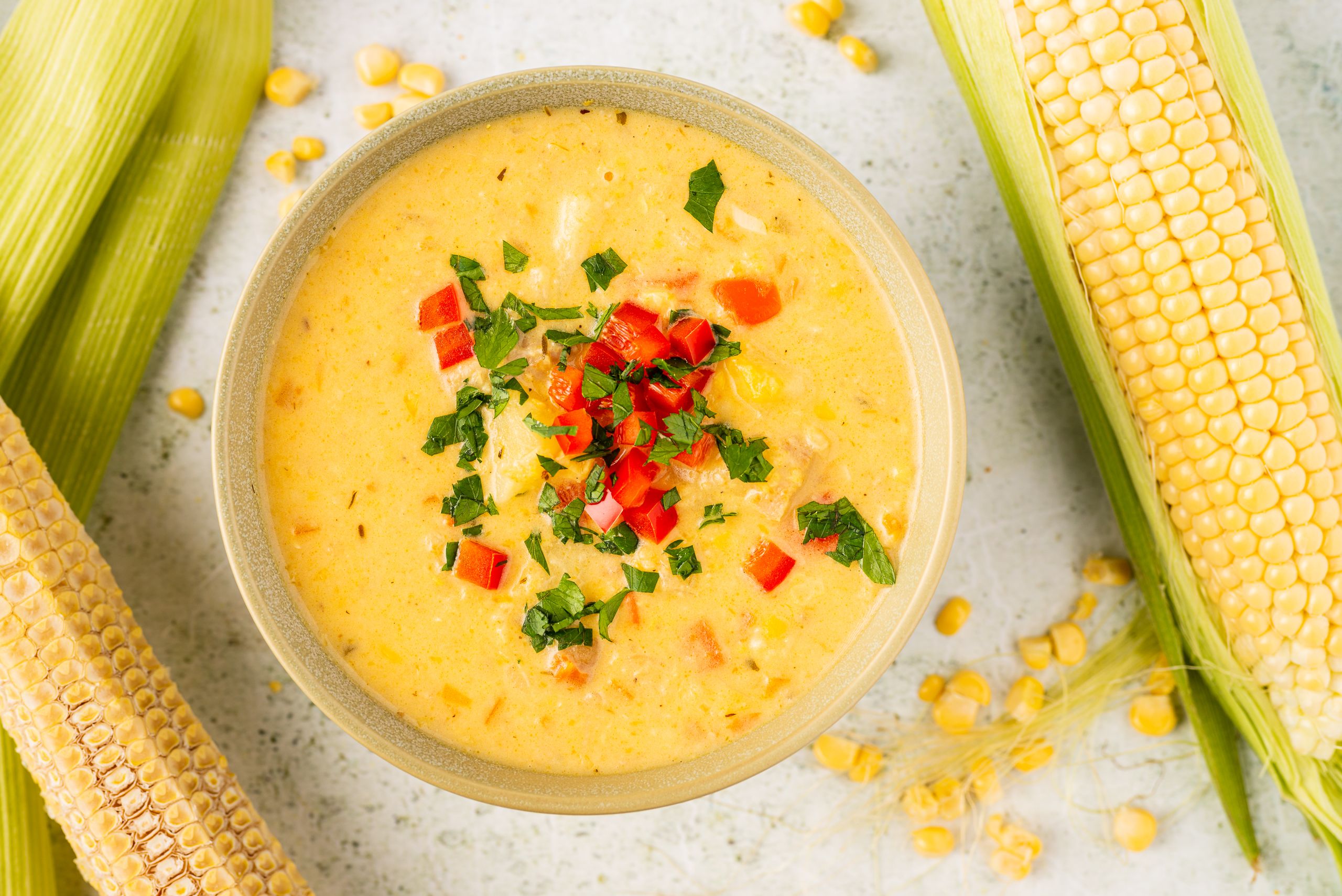 Corn chowder er en Amerikansk majssuppe. På billedet er der en skål med suppen toppet med rødpeberfrugt i tern samt lidt hakket persille