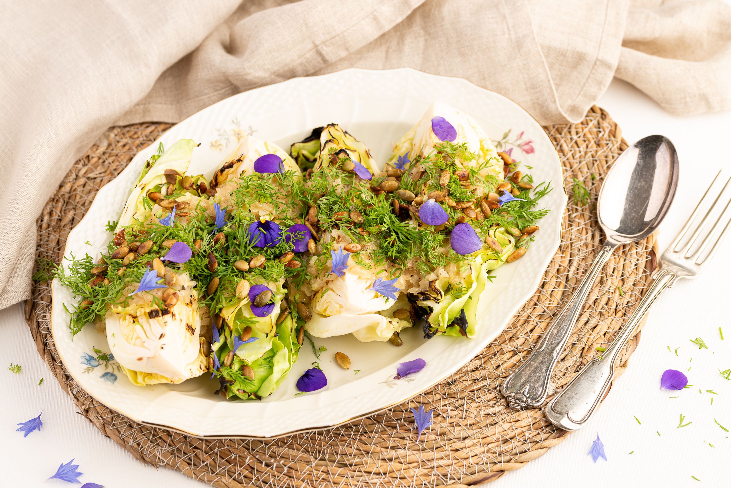 Grillede spidskål toppet med beurre blanc, dild og sommerblomster