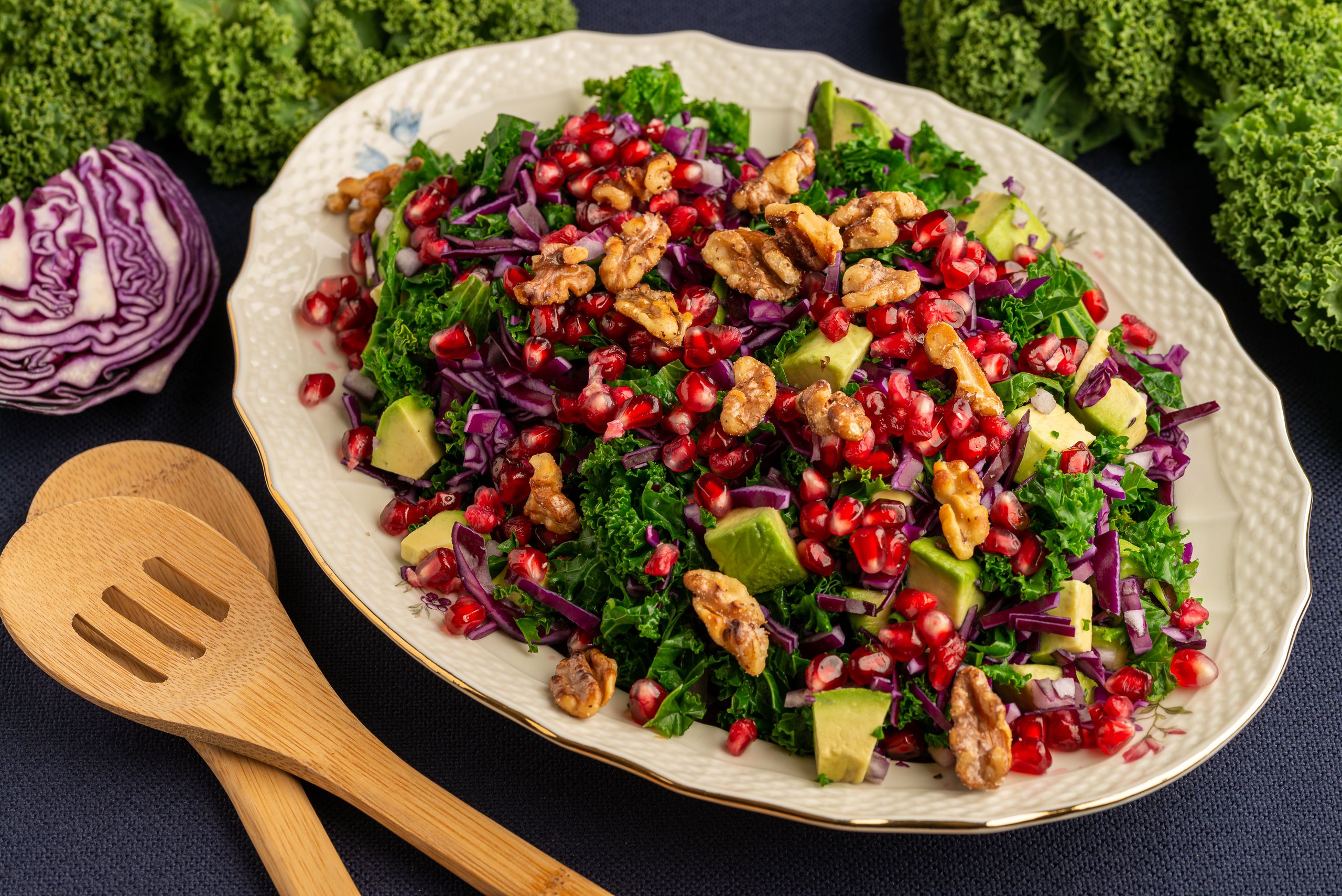 Kålsalat med grønkål, rødkål, avokado og granatæble
