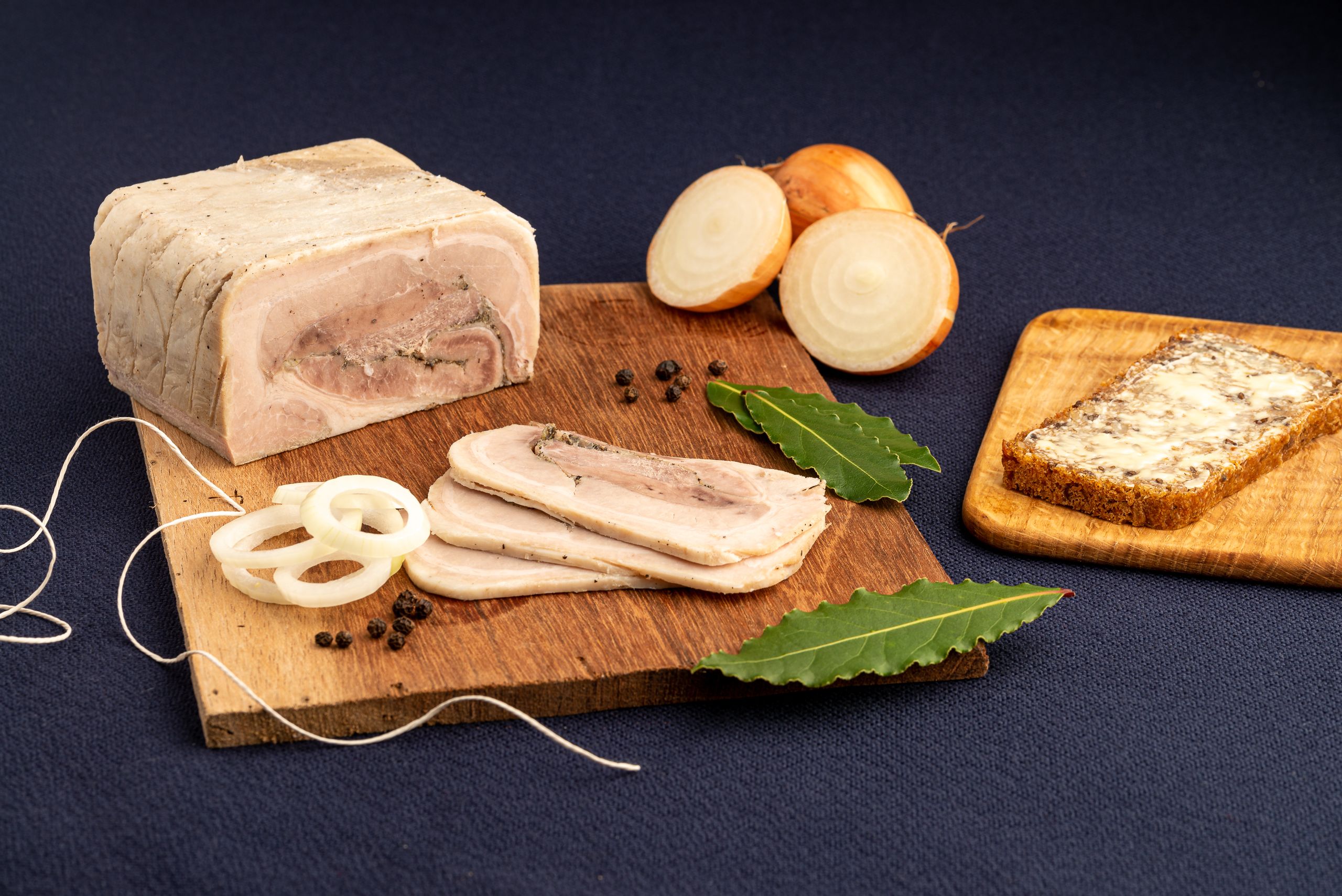 Rullepølse præsenteret på et træbræt